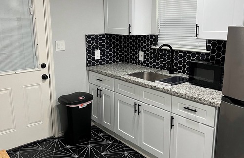 Montrose Condo | Cozy One bedroom Minutes from Downtown