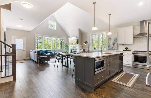 The Blue Mountains House | Cozy open concept HILL VIEW house, walk to Ski & Village, outdoor hot tub & pool