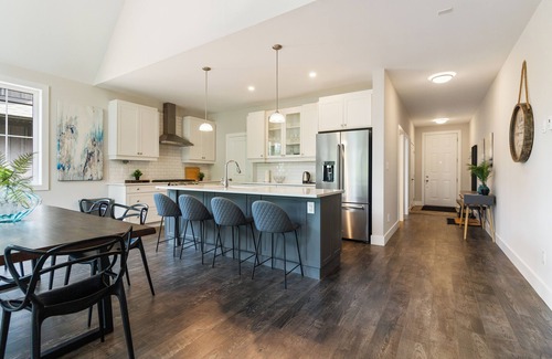 The Blue Mountains House | Cozy open concept HILL VIEW house, walk to Ski & Village, outdoor hot tub & pool