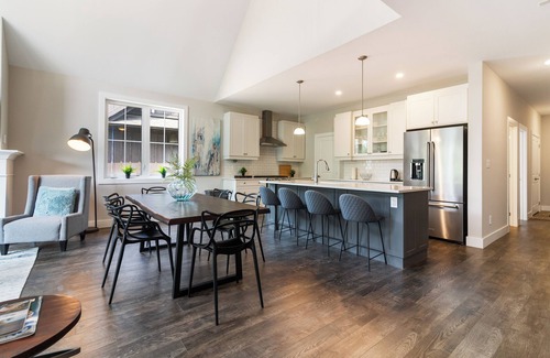 The Blue Mountains House | Cozy open concept HILL VIEW house, walk to Ski & Village, outdoor hot tub & pool