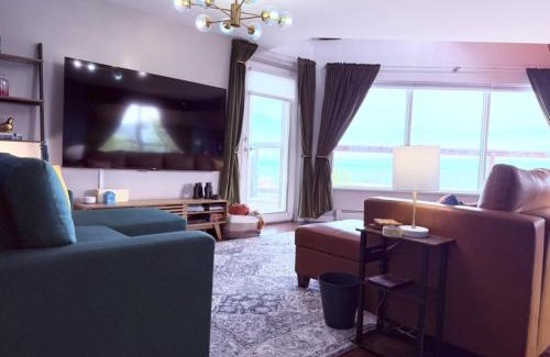 Observation Hill House | Cozy Panoramic Lake and Lift Bridge Views