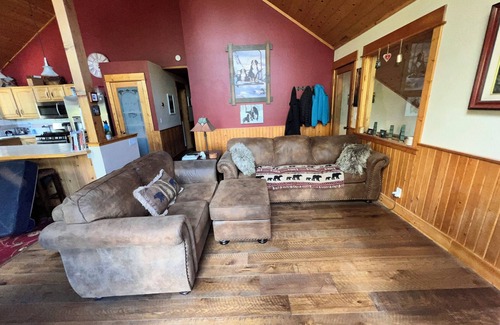 Truckee House | Cozy & Peaceful Truckee Home Near Prosser Reservoir - Pet Friendly