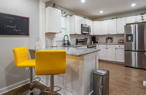 Lakewood House | Cozy Pet Friendly 2BR Near Mercedes Benz Stadium