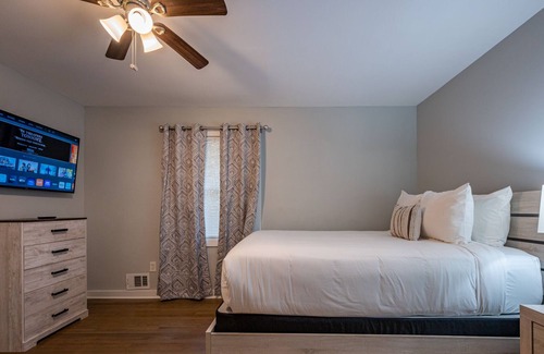Lakewood House | Cozy Pet Friendly 2BR Near Mercedes Benz Stadium