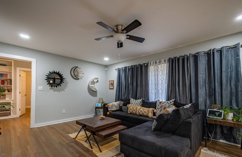 Lakewood House | Cozy Pet Friendly 2BR Near Mercedes Benz Stadium