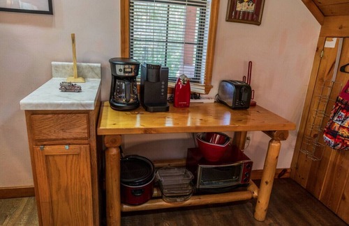 Gatlinburg - Pigeon Forge Cabin | Cozy Pet Friendly Cabin! Pool Access, & Hot Tub!