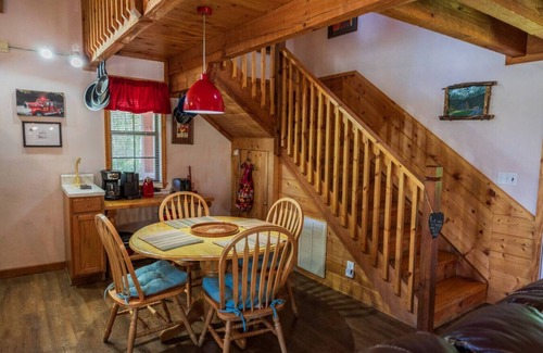 Gatlinburg - Pigeon Forge Cabin | Cozy Pet Friendly Cabin! Pool Access, & Hot Tub!