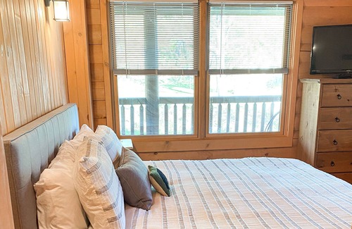 Ludlow Cabin | Cozy Pet-Friendly Log Cabin, 1/2 mile to Okemo