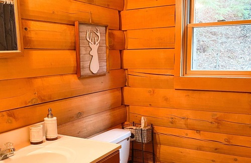 Ludlow Cabin | Cozy Pet-Friendly Log Cabin, 1/2 mile to Okemo