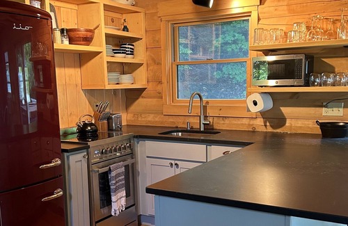Ludlow Cabin | Cozy Pet-Friendly Log Cabin, 1/2 mile to Okemo