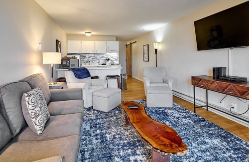 Lincoln City Condo | Cozy Pet-Friendly Condo in Lincoln City with Fireplace, Pool & Hot Tub access!