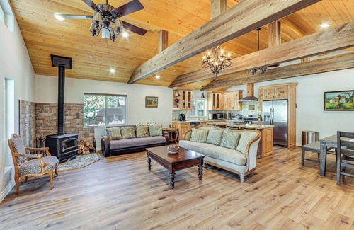 Pine Mountain Club Cabin | Cozy Pine Mountain Club Cabin w/Large Deck