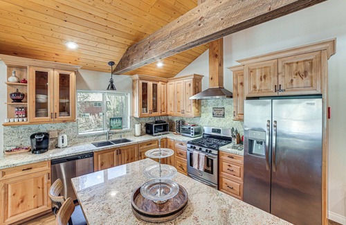 Pine Mountain Club Cabin | Cozy Pine Mountain Club Cabin w/Large Deck
