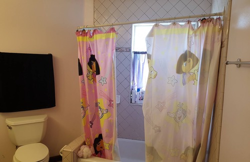South Redlands House | Cozy Pink Room in quiet Redlands home with AC, WiFi.