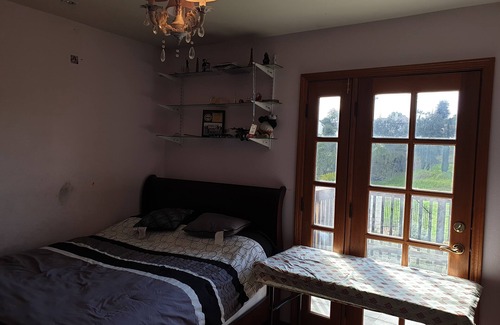 South Redlands House | Cozy Pink Room in quiet Redlands home with AC, WiFi.