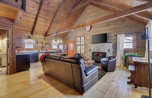 Tobyhanna Cabin | Cozy Pocono Mountain Rustic Log Cabin with Woods View, Loft King Bed