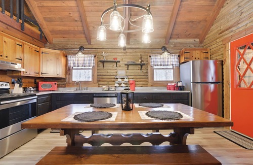 Tobyhanna Cabin | Cozy Pocono Mountain Rustic Log Cabin with Woods View, Loft King Bed