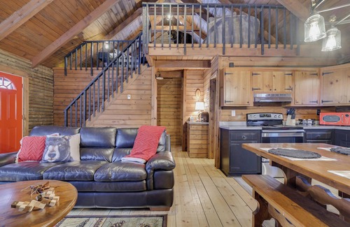 Tobyhanna Cabin | Cozy Pocono Mountain Rustic Log Cabin with Woods View, Loft King Bed