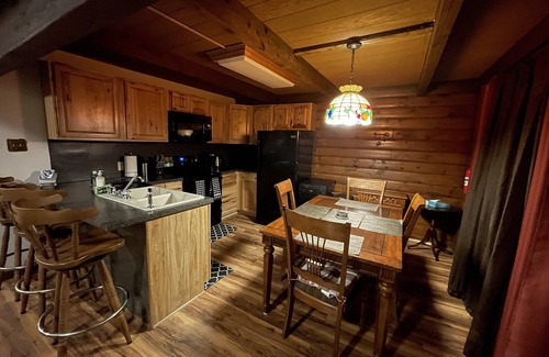 Long Pond Cabin | Cozy Poconos Cabin Getaway - 8 min from Kalahari!