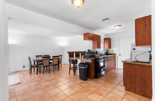 Lake Park House | Cozy Pool House l Weekly Stays l Near Beach & Park