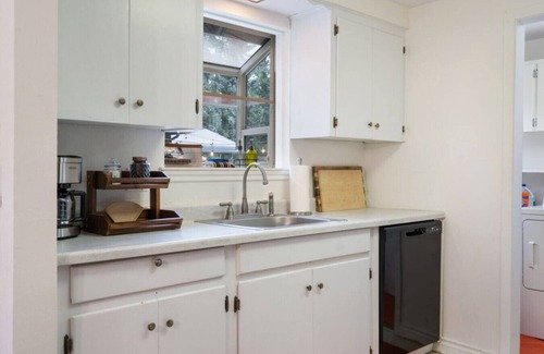 Milwaukie House | Cozy Portland Retreat with Private Patio & Grill