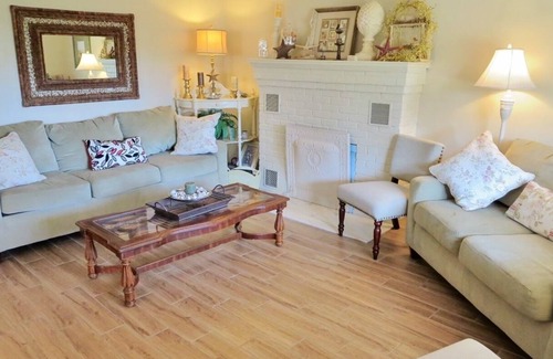 Old Lyme House | Cozy pristine beautifully maintained house in Hawk’s Nest Beach, Old Lyme, CT.