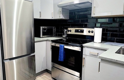 Victoria House | Cozy & Private Backyard Suite – Your Home Away from Home