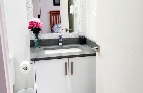 Victoria House | Cozy & Private Backyard Suite – Your Home Away from Home