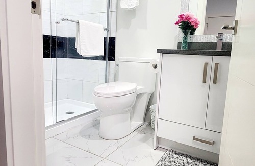 Victoria House | Cozy & Private Backyard Suite – Your Home Away from Home