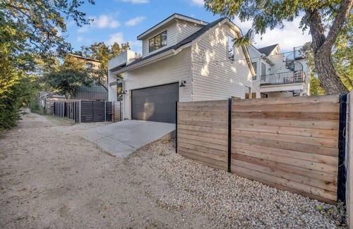 Blackshear-Prospect Hill Apartment | Cozy Private Guest House | 2 Queen Beds | Sleeps 4