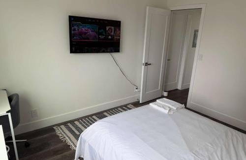 Parkside House | Cozy Private Room in Modern Homestay
