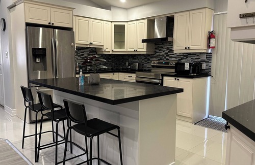 Durham Region House | Cozy Private Room with Two Comfy Beds & Modern Touches-Near Durham College& UOIT