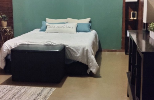 Downtown Apartment | Cozy/Private Studio near CRMC/Freeways/Downtown/Restaurants!