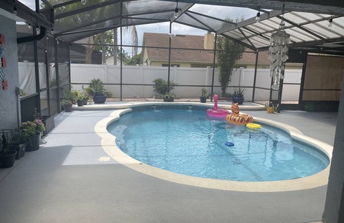 Orlando House | Cozy Queen Bedroom near to MCO, Conventions C. Parks, Shopping area and more.