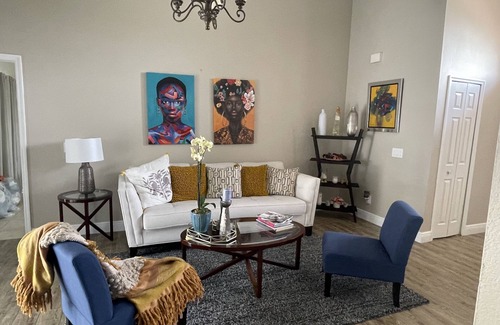 Orlando House | Cozy Queen Bedroom near to MCO, Conventions C. Parks, Shopping area and more.