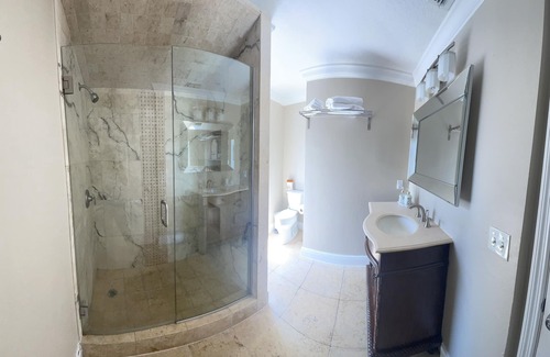 Orlando House | Cozy Queen Bedroom near to MCO, Conventions C. Parks, Shopping area and more.