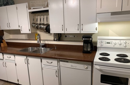 Oaklands Apartment | Cozy, Quiet 3 Bed Pearl Garden Suite Fully Furnished, All Inclusive with Parking
