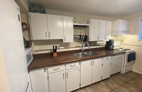 Oaklands Apartment | Cozy, Quiet 3 Bed Pearl Garden Suite Fully Furnished, All Inclusive with Parking