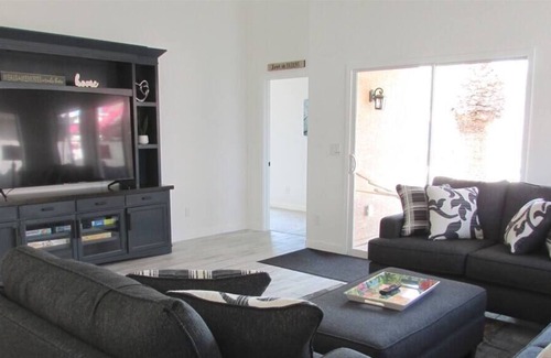 Peoria House | Cozy quiet and quaint house w/ pool, BBQ