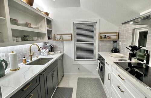 Washington Ave./ Memorial Park House | Cozy Quiet Home! PET FRIENDLY! Fall 2025 Special!