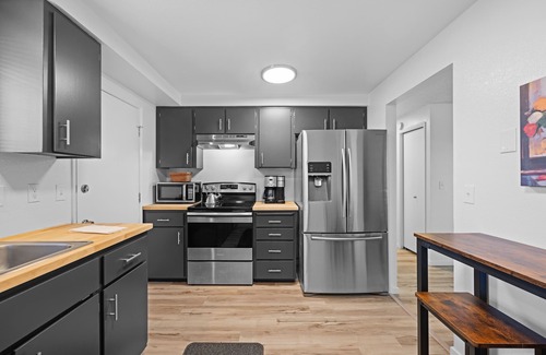 South Richland House | Cozy & Quiet - KING Bed - Full Kitchen - 6 Minutes to Kadlec, 5 miles to PNNL.