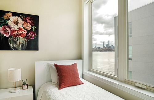 Edgewater Apartment | Cozy Red 2Br 2 Bath Near Manhattan , Hudson River partial view