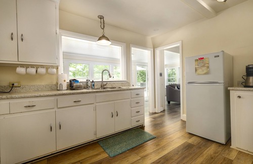 Bahama House | Cozy & relaxing cottage on the lake *Dog Friendly*