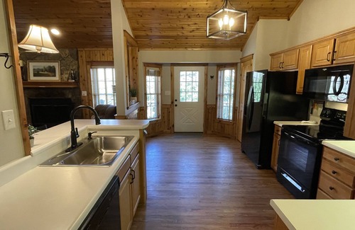 Todd Cabin | Cozy, Relaxing High Country Cabin w/Fireplace & 2 kayaks!