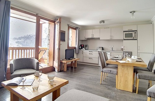 Les Menuires Apartment | Cozy Renovated Apartment · Near Slopes · Balcony · Sauna · Hammam · Free WIFI