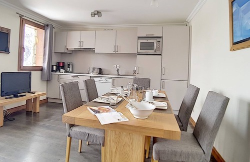 Les Menuires Apartment | Cozy Renovated Apartment · Near Slopes · Balcony · Sauna · Hammam · Free WIFI