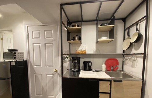 Richmond Hill House | Cozy Renovated Studio Room with private entrance