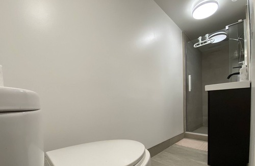Richmond Hill House | Cozy Renovated Studio Room with private entrance
