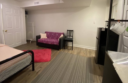 Richmond Hill House | Cozy Renovated Studio Room with private entrance