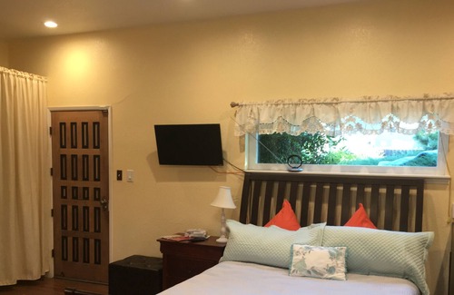 Carmichael Apartment | Cozy Renovated Studio with nice front-yard